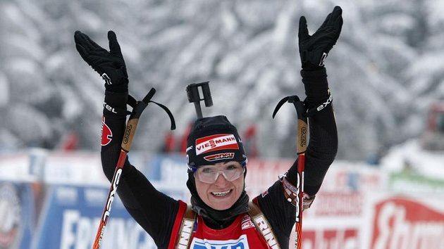 Německá biatlonistka Andrea Henkelová se raduje z vítězství v závodě s hromadným startem v Oberhofu Německá biatlonistka Andrea Henkelová se raduje z vítězství v závodě s hromadným startem v Oberhofu