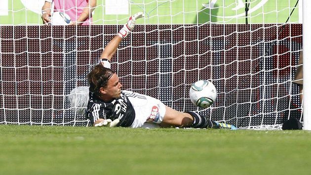 Brankář Riedu Thomas Gebauer inkasuje vlastní gól v zápase se Salcburkem. Brankář Riedu Thomas Gebauer inkasuje vlastní gól v zápase se Salcburkem.