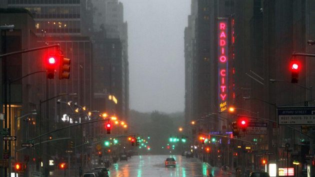 Vylidněná Šestá Avenue během řádění hurikánu Irene v New Yorku. Bouře částečně ovlivnila i program tenisového US Open. Vylidněná Šestá Avenue během řádění hurikánu Irene v New Yorku. Bouře částečně ovlivnila i program tenisového US Open.