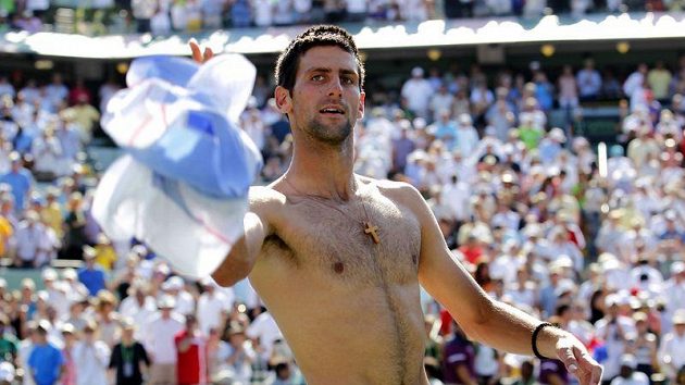 Srbský tenista Novak Djokovič se raduje z vítězství nad Rafaelem Nadalem ve finále v Miami. Srbský tenista Novak Djokovič se raduje z vítězství nad Rafaelem Nadalem ve finále v Miami.