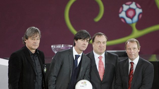 Německý trenér Joachim Löw (druhý zleva) při losu Německý trenér Joachim Löw (druhý zleva) při losu