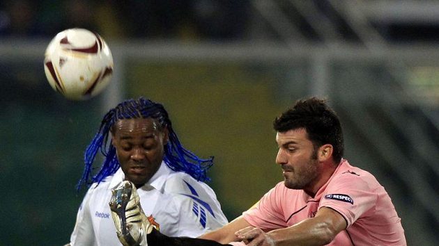 Vagner Love (vlevo) v souboji Cesarem Bovem z Palerma. Vagner Love (vlevo) v souboji Cesarem Bovem z Palerma.