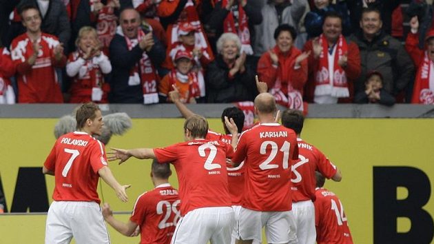 Fotbalisté Mohuče se radují z branky Fotbalisté Mohuče se radují z branky
