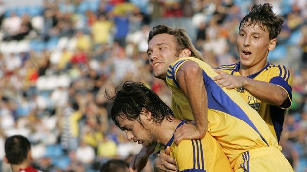Ukrajinští fotbalisté Artem Milevskij (vlevo), Andrej Ševčenko (uprostřed) a Vasyl Kobin oslavují branku do sítě Andorry Ukrajinští fotbalisté Artem Milevskij (vlevo), Andrej Ševčenko (uprostřed) a Vasyl Kobin oslavují branku do sítě Andorry