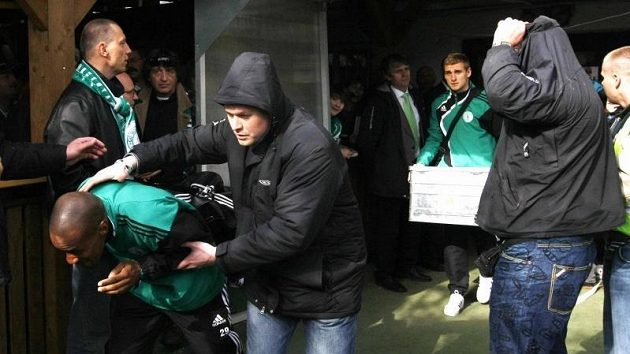 Hráči Bohemians Praha to od fanoušků vršovických klokanů schytali, když před týdnem u Botiče nenastoupili. V neděli na Strahově však prý nic podobného nechystají... Hráči Bohemians Praha to od fanoušků vršovických klokanů schytali, když před týdnem u Botiče nenastoupili. V neděli na Strahově však prý nic podobného nechystají...