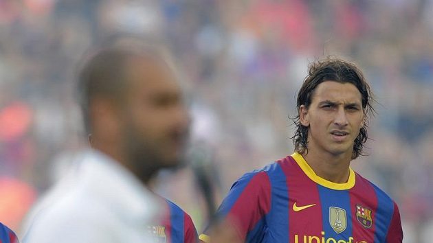 Zlatan Ibrahimovic z povzdálí sleduje kouče Barcelony Guardiolu Zlatan Ibrahimovic z povzdálí sleduje kouče Barcelony Guardiolu