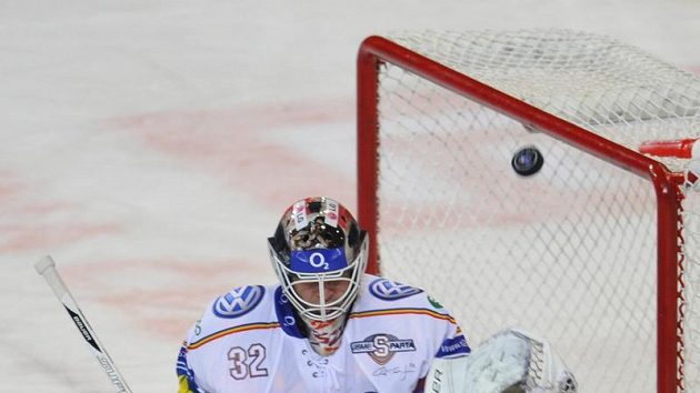 Brankář Sparty Jan Chábera kryje příležitost Libora Pivka z Pardubic. Brankář Sparty Jan Chábera kryje příležitost Libora Pivka z Pardubic.