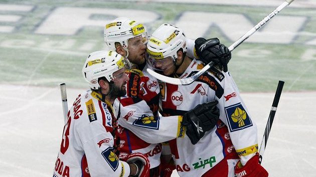Hokejisté Slavie se radují z branky do třinecké sítě. Hokejisté Slavie se radují z branky do třinecké sítě.