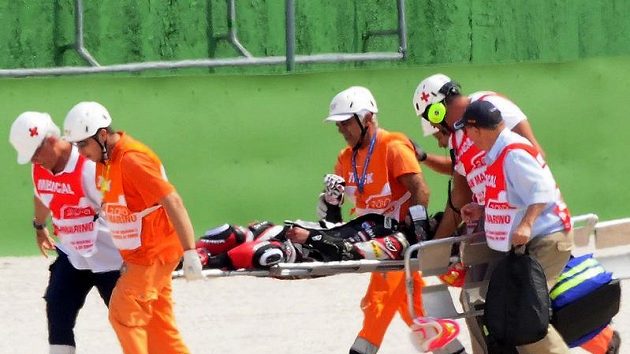 Lékaři odnášejí Šoju Tomizawu na nosítkách. Japonský motocyklista vázně havaroval v září 2010 v GP San Marina a svým zraněním následně podlehl. Lékaři odnášejí Šoju Tomizawu na nosítkách. Japonský motocyklista vázně havaroval v září 2010 v GP San Marina a svým zraněním následně podlehl.