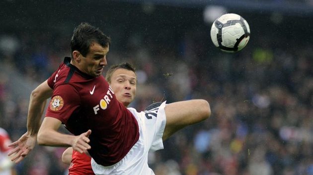 Erich Brabec v dresu Sparty (vlevo) bojuje o míč se Stanislavem Teclem ze Slavie. Erich Brabec v dresu Sparty (vlevo) bojuje o míč se Stanislavem Teclem ze Slavie.