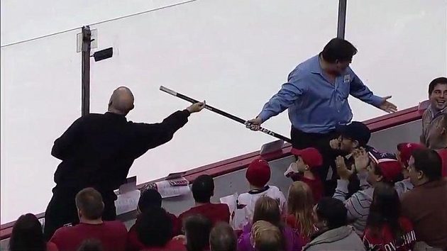 Fanoušek v NHL ulovil hokejku, ale musel ji vrátit. Fanoušek v NHL ulovil hokejku, ale musel ji vrátit.