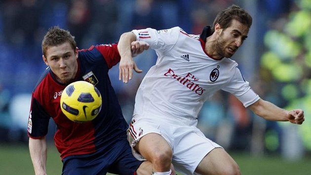 Bývalý sparťan Juraj Kucka (vlevo) v dresu FC Janov znepříjemňuje život Mathieu Flaminimu z AC Milán. Bývalý sparťan Juraj Kucka (vlevo) v dresu FC Janov znepříjemňuje život Mathieu Flaminimu z AC Milán.