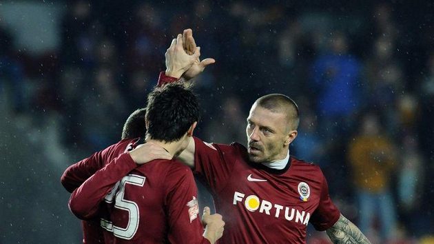 Fotbalisté Sparty (zprava) Tomáš Řepka, Jakub Podaný a Manuel Pamič se radují z prvního gólu do sítě Ústí nad Labem. Fotbalisté Sparty (zprava) Tomáš Řepka, Jakub Podaný a Manuel Pamič se radují z prvního gólu do sítě Ústí nad Labem.