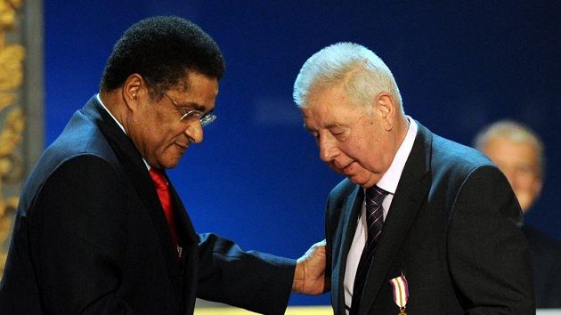Josefu Masopustovi gratuluje k jeho 80. narozeninám Eusébio. Josefu Masopustovi gratuluje k jeho 80. narozeninám Eusébio.
