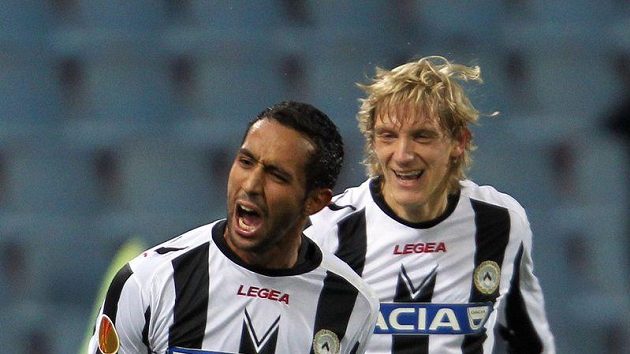 Fotbalisté Udine Medhi Benatia (vlevo) a Dušan Basta se radují z branky. Fotbalisté Udine Medhi Benatia (vlevo) a Dušan Basta se radují z branky.