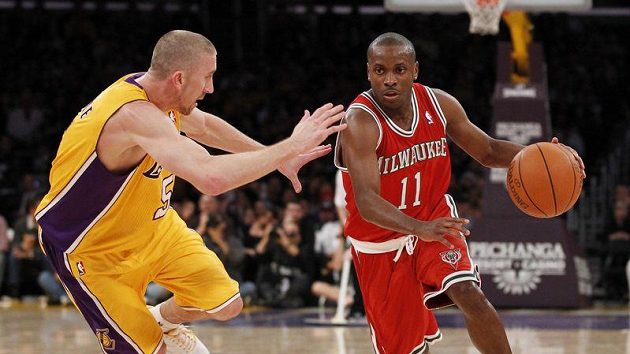 Earl Boykins (vpravo) z Milwaukee byl nejlepším hráčem na palubovce. Earl Boykins (vpravo) z Milwaukee byl nejlepším hráčem na palubovce.