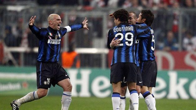 Esteban Cambiasso (vlevo) se raduje se svými spoluhráči z Interu Milán z postupu do čtvrtfinále Ligy mistrů. Esteban Cambiasso (vlevo) se raduje se svými spoluhráči z Interu Milán z postupu do čtvrtfinále Ligy mistrů.