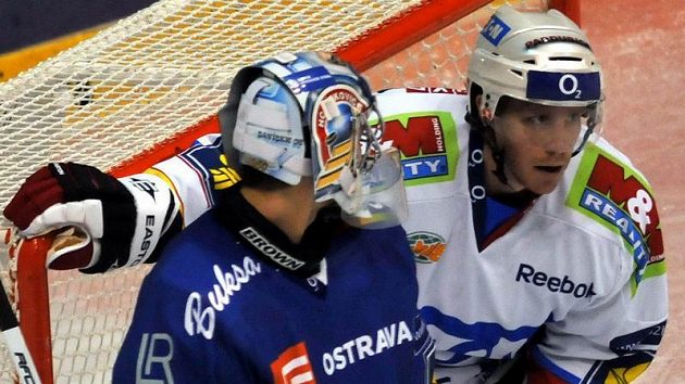 Jedním z nových hráčů v extralize je i Kanaďan Colby Genoway (vpravo) Jedním z nových hráčů v extralize je i Kanaďan Colby Genoway (vpravo)