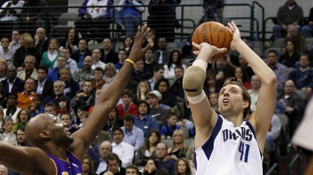 Basketbalista Dallasu Dirk Nowitzki (vpravo) střílí koš Los Angeles. Basketbalista Dallasu Dirk Nowitzki (vpravo) střílí koš Los Angeles.