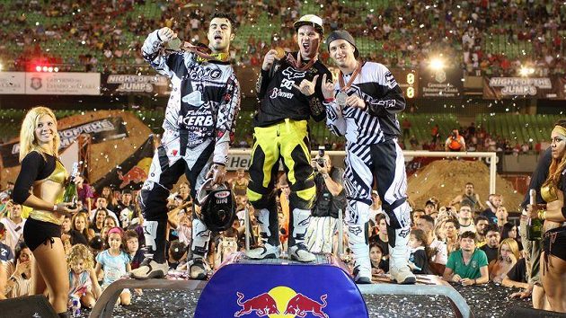 Libor Podmol (uprostřed) oslavuje zisk titulu mistra světa ve freestyle motokrosu. Libor Podmol (uprostřed) oslavuje zisk titulu mistra světa ve freestyle motokrosu.