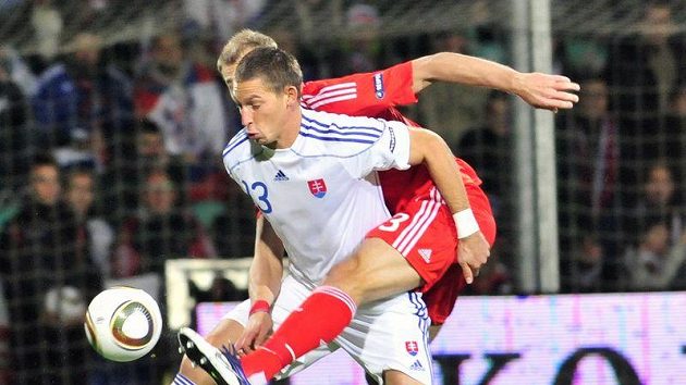 Filipa Hološka (vlevo) atakuje hráč Ruska Vasilij Berezuckij. Filipa Hološka (vlevo) atakuje hráč Ruska Vasilij Berezuckij.
