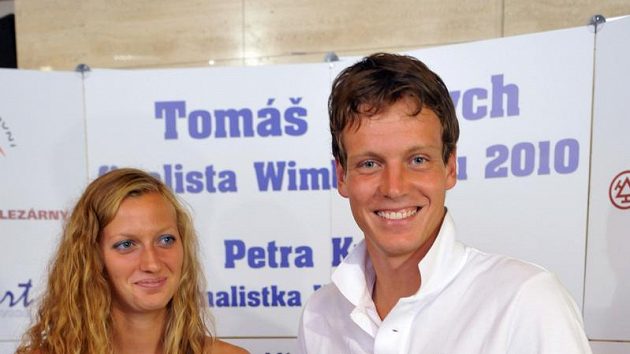 Tenisté Tomáš Berdych a Petra Kvitová na pondělní tiskové konferenci v Praze po návratu z Wimbledonu. Tenisté Tomáš Berdych a Petra Kvitová na pondělní tiskové konferenci v Praze po návratu z Wimbledonu.