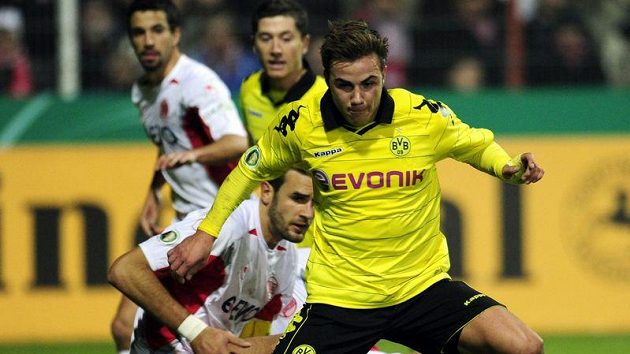 Mario Götze z Borussie Dortmund (vpředu) Mario Götze z Borussie Dortmund (vpředu)