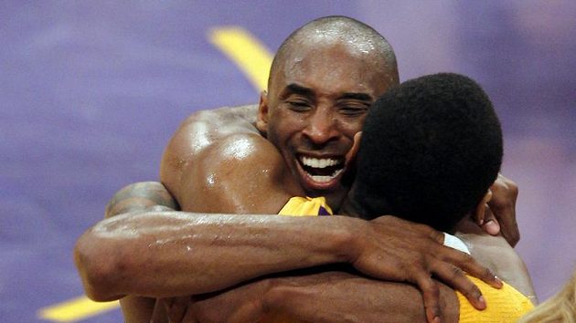 Kobe Bryant a Ron Artest se radují po vítězství Lakers - ilustrační foto. Kobe Bryant a Ron Artest se radují po vítězství Lakers - ilustrační foto.