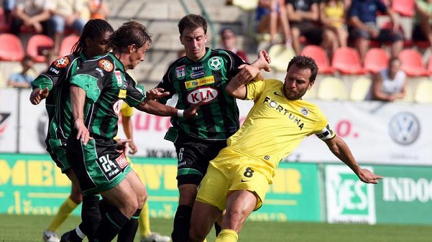 Sparťan Berger (vpravo) v souboji s příbramskými Dortem a Tarczalem. Sparťan Berger (vpravo) v souboji s příbramskými Dortem a Tarczalem.