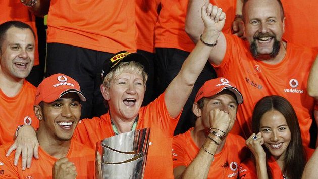 Lewis Hamilton (vlevo dole) slaví se svou matkou Carmen triumf v Abú Zabí. Vpravo dole Jenson Button, který obsadil třetí příčku, s přítelkyní Jessicou Machibataovou. Lewis Hamilton (vlevo dole) slaví se svou matkou Carmen triumf v Abú Zabí. Vpravo dole Jenson Button, který obsadil třetí příčku, s přítelkyní Jessicou Machibataovou.