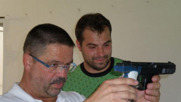 Trenér Břetislav Putna (vlevo) kontroluje před závodem pistoli s rychlopalníkem Josefem Fialou. Trenér Břetislav Putna (vlevo) kontroluje před závodem pistoli s rychlopalníkem Josefem Fialou.
