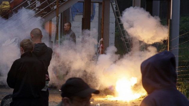 Mezi diváky v Příbrami bouchaly světlice a patardy. Mezi diváky v Příbrami bouchaly světlice a patardy.