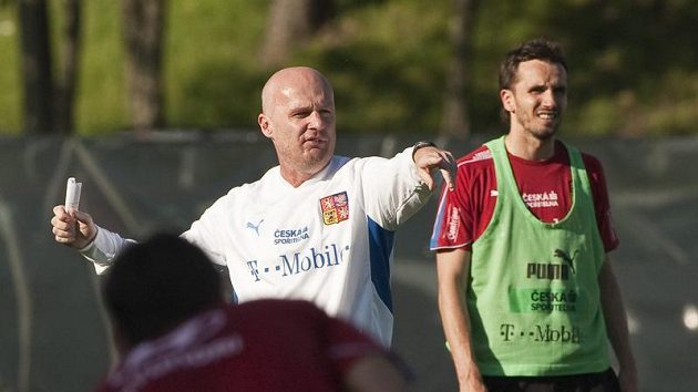 Trenér Michal Bílek (vlevo) na tréninku české fotbalové reprezentace. Trenér Michal Bílek (vlevo) na tréninku české fotbalové reprezentace.