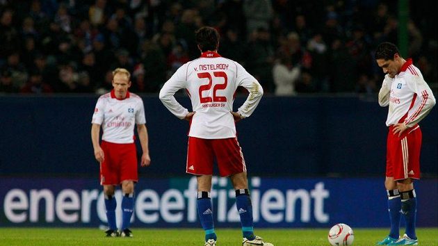 Ruud van Nistelrooy uprostřed v dresu Hamburku. Ruud van Nistelrooy uprostřed v dresu Hamburku.