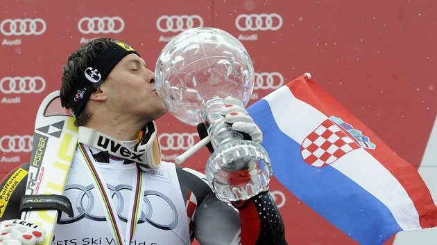 Chorvatský lyžař Ivica Kostelič líbá křišťálový glóbus pro vítěze Světového poháru. Chorvatský lyžař Ivica Kostelič líbá křišťálový glóbus pro vítěze Světového poháru.