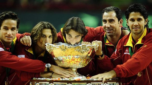 Španělští tenisté slaví vítězství v Davis Cupu. Španělští tenisté slaví vítězství v Davis Cupu.