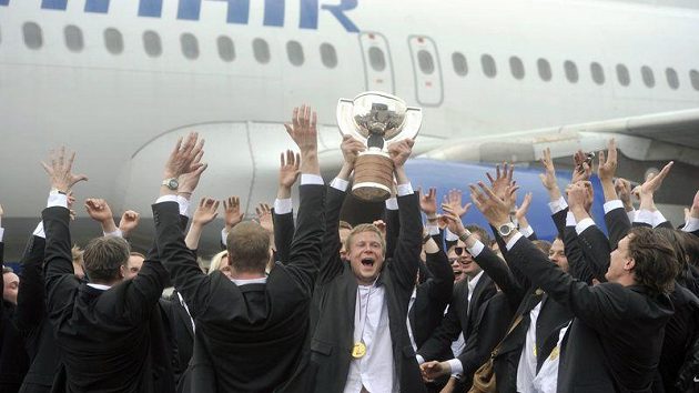 Triumfální přílet Finů. Mikko Koivu zvedá pohár pro mistry světa. Triumfální přílet Finů. Mikko Koivu zvedá pohár pro mistry světa.