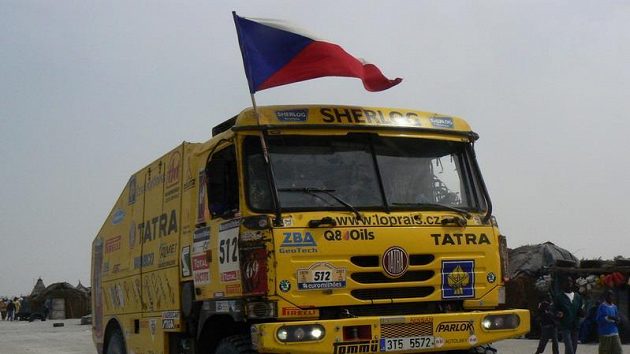 Aleš Loprais s Petrem Gilarem ozdobili svou tatru v závěrečné etapě Rallye Dakar českou vlajkou. Aleš Loprais s Petrem Gilarem ozdobili svou tatru v závěrečné etapě Rallye Dakar českou vlajkou.