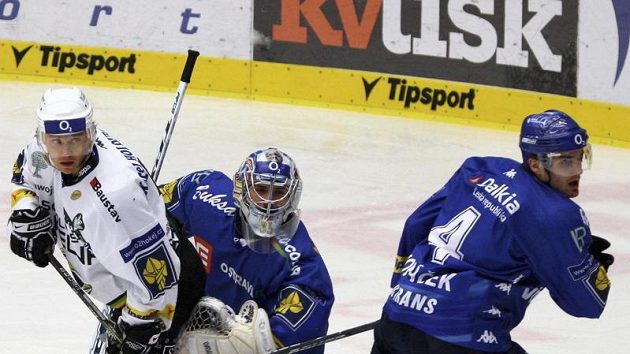 Marek Melenovský z Karlových Varů před brankářem Vítkovic Filipem Šindelářem Marek Melenovský z Karlových Varů před brankářem Vítkovic Filipem Šindelářem