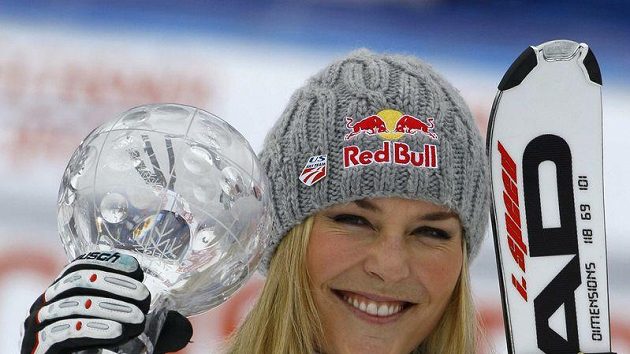 Americká sjezdařka Lindsey Vonnová s malým křišťálovým glóbem za vítězství ve Světovém poháru ve sjezdu. Americká sjezdařka Lindsey Vonnová s malým křišťálovým glóbem za vítězství ve Světovém poháru ve sjezdu.