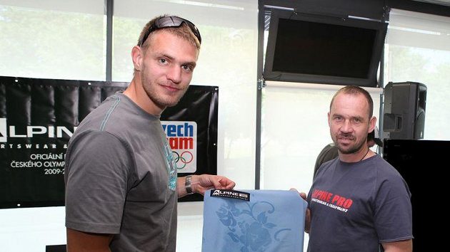 Petr Mašek (vpravo) a Ondřej Synek předvádějí materiál pro olympijskou kolekci Petr Mašek (vpravo) a Ondřej Synek předvádějí materiál pro olympijskou kolekci