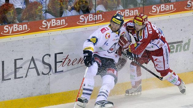 Liberecký kapitán Petr Nedvěd v péči jednoho z hráčů Slavie - ilustrační foto. Liberecký kapitán Petr Nedvěd v péči jednoho z hráčů Slavie - ilustrační foto.