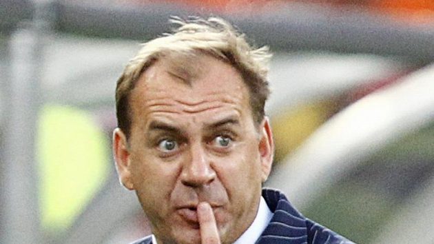 Trenér Vladimír Weiss si odchod ze Slovanu rozmyslel. Trenér Vladimír Weiss si odchod ze Slovanu rozmyslel.