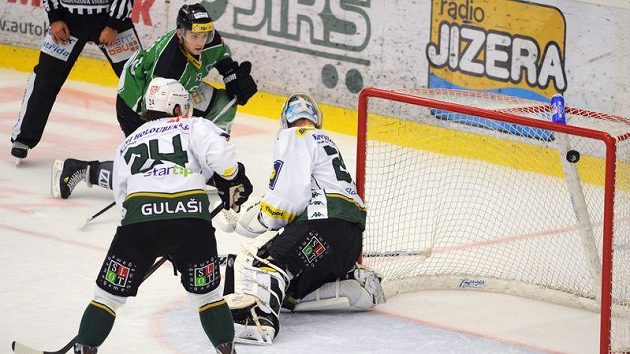Michal Gulaši (vpředu) z Karlových Varů sleduje, jak mladoboleslavský David Vrbata překonává karlovarského gólmana Dušana Salfického.. Michal Gulaši (vpředu) z Karlových Varů sleduje, jak mladoboleslavský David Vrbata překonává karlovarského gólmana Dušana Salfického..