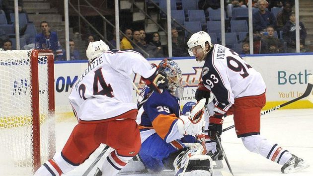 Rozhodující moment utkání Columbusu s Islanders. Jakub Voráček (vpravo) překonává v prodloužení gólmana Ricka DiPietra. Rozhodující moment utkání Columbusu s Islanders. Jakub Voráček (vpravo) překonává v prodloužení gólmana Ricka DiPietra.
