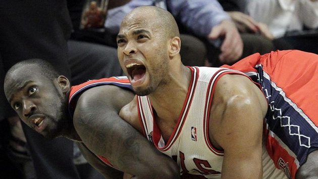 Basketbalista Chicaga Taj Gibson (vpravo) v souboji s Petrem z New Jersey Basketbalista Chicaga Taj Gibson (vpravo) v souboji s Petrem z New Jersey