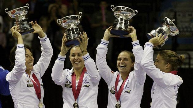 Italské tenistky oslavují úspěšnou obhajobu triumfu ve Fed Cupu. Ve finále zvítězily nad USA. Italské tenistky oslavují úspěšnou obhajobu triumfu ve Fed Cupu. Ve finále zvítězily nad USA.