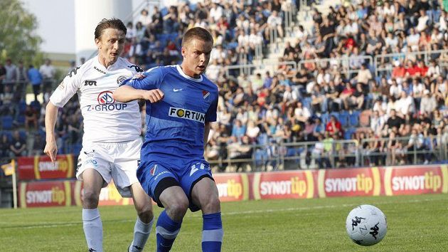 Michal Kordula (vlevo) ze Slovácka stíhá ostravského Dominika Krauta. Michal Kordula (vlevo) ze Slovácka stíhá ostravského Dominika Krauta.