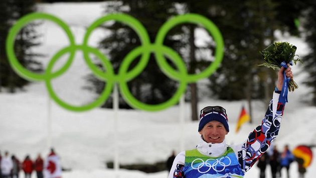 Lyžař Lukáš Bauer se raduje z bronzové medaile z olympijského závodu ve Vancouveru na trati 15 km volně. Lyžař Lukáš Bauer se raduje z bronzové medaile z olympijského závodu ve Vancouveru na trati 15 km volně.
