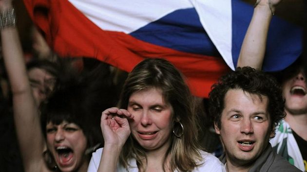 Utkání s Rusy sledovali v neděli večer fanoušci i na velkoplošné obrazovce na Staroměstském náměstí v Praze. Utkání s Rusy sledovali v neděli večer fanoušci i na velkoplošné obrazovce na Staroměstském náměstí v Praze.